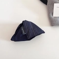 Detalle de estuche plegable para gafas a rayas azul marino con forro de satén liso - 2# Pinza de Concha