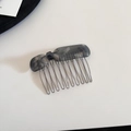 Dettaglio del pettine in acetato con glitter e dieci denti in metallo resistenti - Pettine per capelli / Pettine per Capelli Grigio