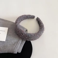 Dettaglio di un cerchietto in tweed viola e grigio con texture morbida e etichetta handmade - Marmo Grigio