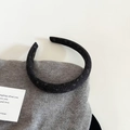 Dettaglio fascia per capelli in maglia nera a fiori con etichetta interna su tessuto grigio - Cerchietto Sottile Grigio Scuro