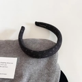 Dettaglio di una fascia imbottita spessa in maglia grigio scuro con struttura in spugna - Cerchietto Largo Grigio Scuro