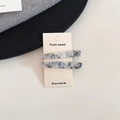 Detail von zwei blau-weißen Haarklammern mit Marmormuster auf einer weißen Displaykarte - Grau Weiß Marmor (1#)
