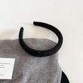 Dettaglio cerchietto nero in tessuto spesso con motivi floreali grigi su tessuto a maglia - Cerchietto Sottile Nero