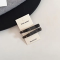 Detailansicht von zwei Acetat-Haarspangen mit Schildpattmuster auf Premium-Displaykarte - Schwarz Schildpatt (3#)