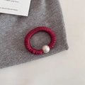 Dettaglio di elastico per capelli in raso rosso con grande perla bianca su base grigia - 2# Stile Perla Artificiale