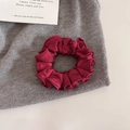 Dettaglio dell'elastico in raso rosso vino con elegante texture plissettata su tessuto - 4# Scrunchie Plissettato