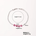 Detailaufnahme von Tennisarmband mit rosa Blumenmustern und klaren Zirkonen - Rosa