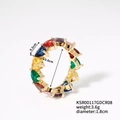 Detail van kleurrijke hartvormige zirkoon op gouden ring met maataanduidingen - Gouden Basis Regenboog Hartstijl (KSR00117GDCR08) / Binnendiameter 1,8 cm