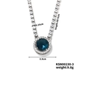 Dettaglio della collana tennis argento con ciondolo in gemma blu tonda e zirconi cubici - Blu navy