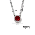 Dettaglio ravvicinato di una collana in argento con gemma rosso scuro e diamanti bianchi - Rosso scuro