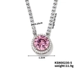 Dettaglio della collana con ciondolo in gemma rosa e specifiche della catena tennis argento - Rosa