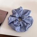 Detail van een grote blauw-wit gestreepte stoffen scrunchie met een geplooid ontwerp - 1# Donkerblauw Haargummi / Donkerblauw Haarelastiek