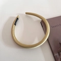 Dettaglio del cerchietto in raso champagne con finitura setosa ed etichetta fatta a mano - Cerchietto Sottile (4#) / 1.5cm