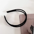 Détail macro du serre-tête double couche en satin noir sur un fond blanc minimaliste - Noir