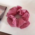 Détail du tissu en coton à carreaux vichy rouge et des volants du chouchou double épaisseur - Rouge