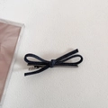 Détail d'une pince à cheveux nœud en tissu rayé bleu et blanc avec base en métal argenté - Bleu Foncé