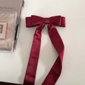 Detailansicht der luxuriösen weinroten Satin-Schleife mit langen Bändern am Clip - Rot