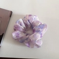 Elegante paarse tie-dye chiffon scrunchie met zachte ruches en een marmeren patroon - Paars
