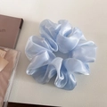 Vista de cerca del coletero de organza azul claro con brillo perlado y textura - Azul