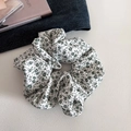Détail du chouchou floral avec motif de fleurs vertes sur tissu beige pour coiffure - 3# Vert