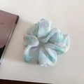 Detail van luchtige chiffon scrunchie met zacht blauwgroen tie-dye aquarel patroon - Groen