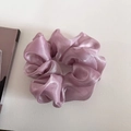 Detalle de un coletero de organza lavanda con elegante textura plisada y brillo perlado - Morado
