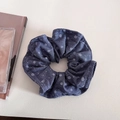 Dettaglio dell'elastico scrunchie in denim vintage con motivi floreali e cuciture bianche - 3# Blu Profondo Floreale - Elastico