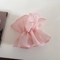 Detalle de un coletero de organza rosa claro en capas con suaves pliegues finos - Rosa