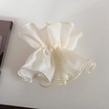 Detalle de coletero de organza blanca con pliegues delicados y textura de volantes - Blanco Roto
