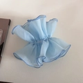 Detalle de coletero de organza azul claro con textura de malla y bordes con volantes - Azul