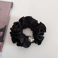 Elegante elastico per capelli in raso nero a pieghe con grande cristallo lucido - Nero