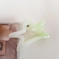 Detail of star-shaped hair claw clip in light green pearlescent resin with gold spring - No.9 Gradient Green - Star Style