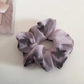 Détail d'un chouchou violet avec motif lavis d'encre et texture de tissu plissé doux - Pourpre Fumé