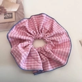 Vue détaillée du tissu du chouchou à rayures roses avec bordure cousue bleu foncé - Damier Rose
