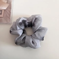 Détail macro du chouchou en organza gris avec motif de peinture à l'encre et texture légère - Bleu Brume