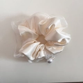 Dettaglio dell'elastico in raso crema con eleganti pendenti di perle e bordi in organza - 4# Beige