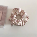 Chouchou élégant aux fleurs bleu et violet avec motifs floraux délicats sur tissu de coton - Rose Fleuri
