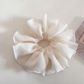 Dettaglio dell'elastico per capelli in mesh bianco oversize con trama di organza pieghettata - Bianco Sporco