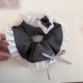 Détail d'un chouchou en denim gris foncé avec dentelle blanche plissée et nœud en ruban violet - gris foncé