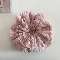 Primer plano de coletero de encaje rosa con capas y textura hueca de alta calidad - Rosa