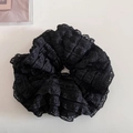 Détail du chouchou en dentelle noire multicouche avec un design ajouré élégant et plissé - Noir