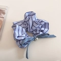 Detalle del coletero de tela a rayas azules con lazo de cinta y una elegante perla blanca - Estilo Goma de Pelo / Rayas Azul Claro - Coletero