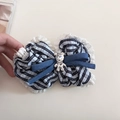Primer plano de un coletero a rayas azules con encaje y un pequeño oso de diamantes - Estilo de Pinza de Resorte / Cuadros Azul Oscuro - Pinza de Resorte