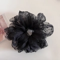 Detalle del coletero de organza negra con lunares y pliegues de malla suave y vaporosa - Negro