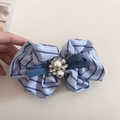 Detalle de coletero con lazo de rayas azules decorado con perlas de imitación y pedrería - Estilo de Pinza de Resorte / Rayas Azul Claro - Pinza de Resorte