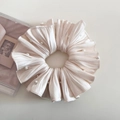Detalle de un elegante coletero de satén plisado en color champán con perlas blancas - 2#Beige