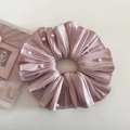 Detalle del coletero de satén plisado rosa con perlas blancas sobre un fondo claro - 4# Rosa