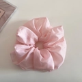 Gros plan sur le chouchou en tulle rose avec texture satinée et plis élégants - Rose