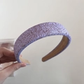 Détail du serre-tête éponge violet large avec motifs tachés marron et doublure antidérapante - Pois Violets