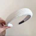 Dettaglio del cerchietto bianco spesso imbottito con texture a coste e anima in spugna - Tessuto a Consistenza Pliche / Saia Bianco